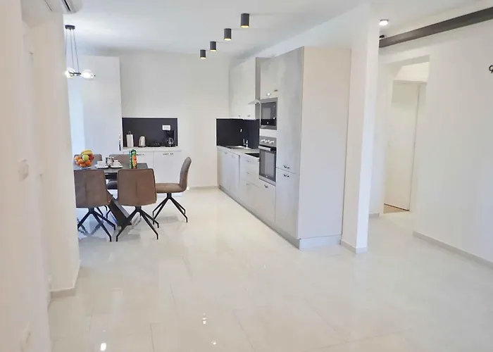 In - Paklenica Riviera 53734 * Seline